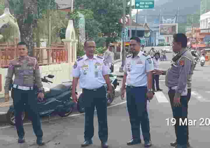 Kadishub Padang Panjang, Arkes Refagus, saat lakukakan pemantauan arus lalin di pusat kota, Rabu (20/3/2024) siang.